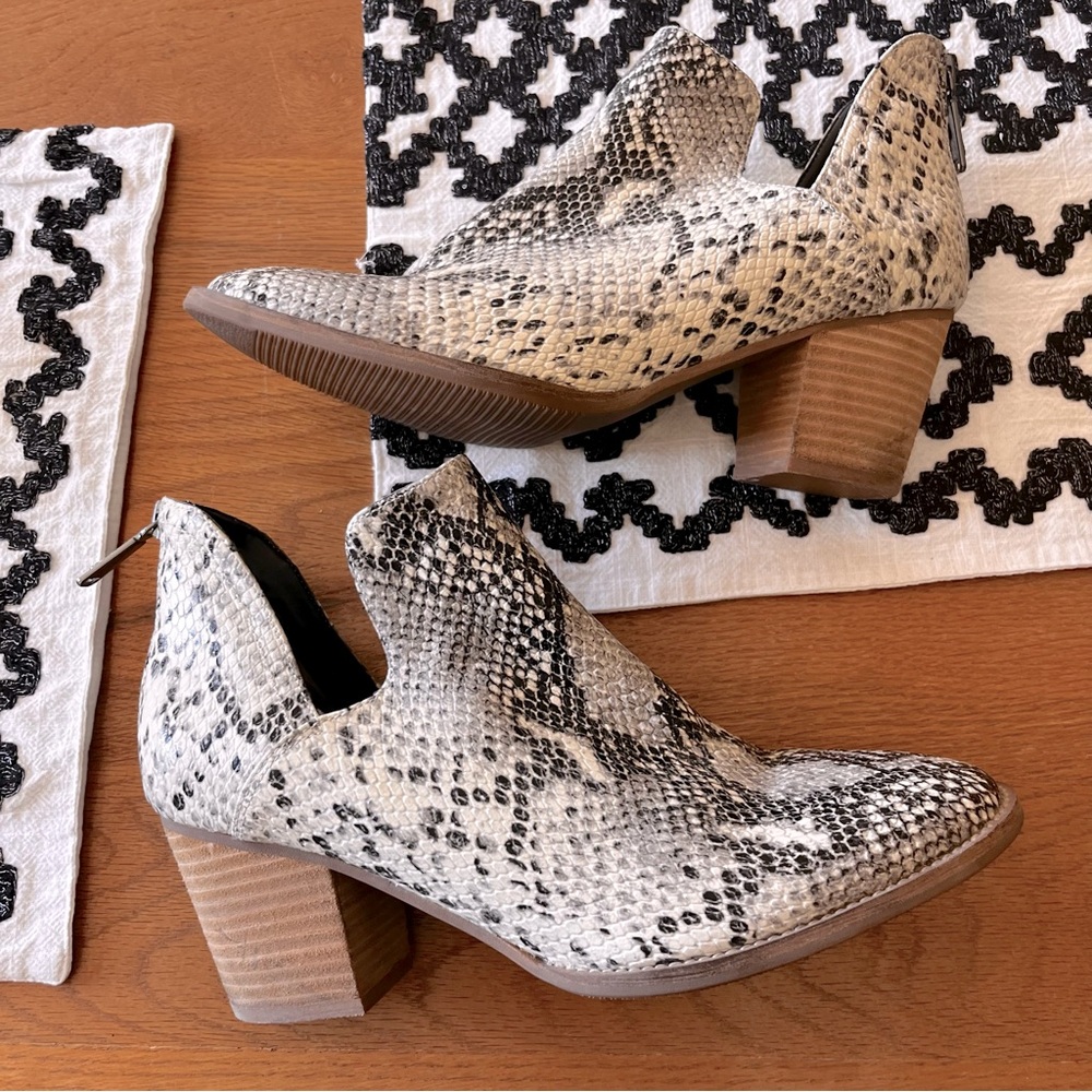 Blondo Waterproof Neda Snakeskin Stacked Heel Ankle Booties womens shoe size 10